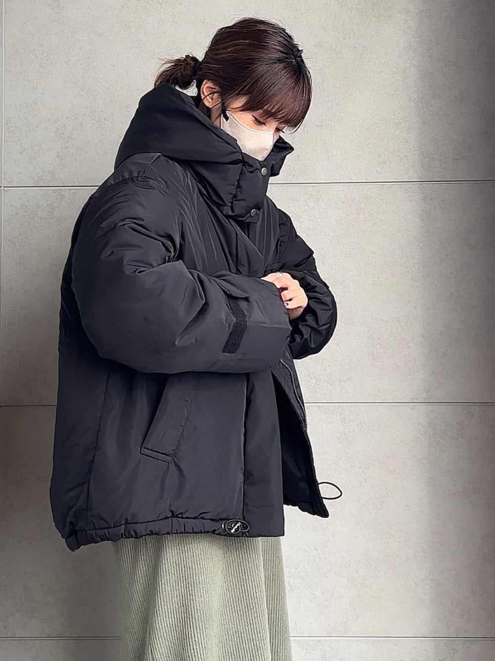 「sakishimatokyo、中綿ジャケット、ロングワンピース、153cm、低身長コーデ、プチプラコーデ、ママファッション」｜「sakishimatokyoの・期間限定・SPECIALPRICE・ボリューム中綿ジャケット（ブルゾン、ブラック系）」を使った、yunさん（レディース・153cm）の冬コーディネートの3枚目の写真