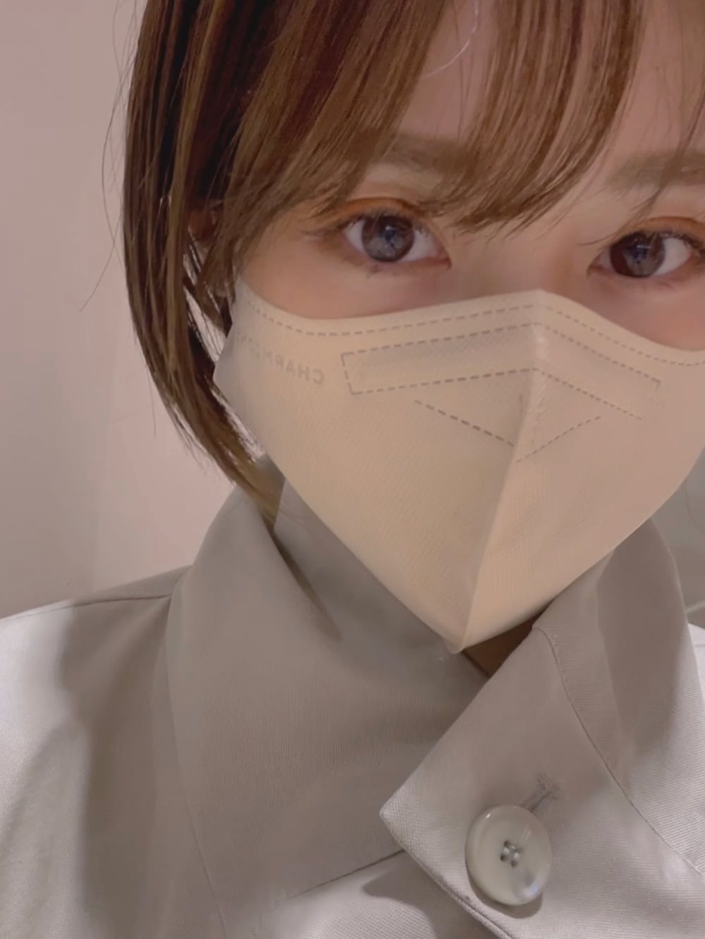 「春服みてみて、トレンチコート、yunco_de、ECRIRE✖︎yun、お出かけコーデ、大人女子、CELINE、サンダルに靴下、きれいめカジュアル、サンダル、今日のコスメと服」|「Re:EDITの2WAYケープ風ノースリーブトレンチコート(トレンチコート、ベージュ系)」を使った、yunさん(レディース・153cm)の春コーディネートの2枚目の写真