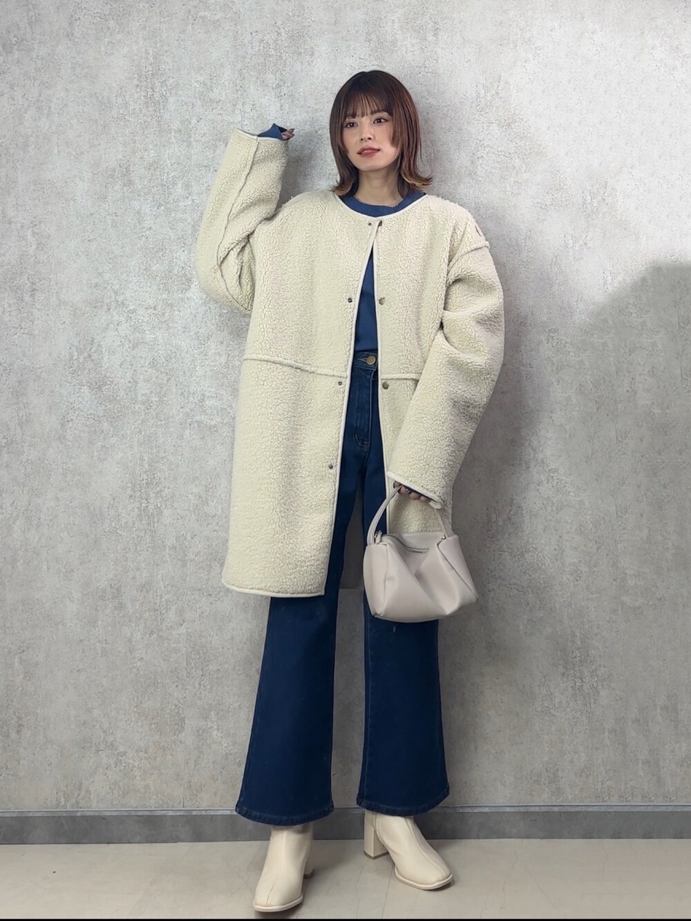 「服とコスメでなりたい自分に、オトナ女子、リエディ、yunco_de、休日スタイル、着回しコーデ、低身長、ショートブーツ」｜「Re:EDITのリバーシブルボアムートンミドル丈コート（ムートンコート、ホワイト系）」を使った、yunさん（レディース・153cm）の冬コーディネートの2枚目の写真