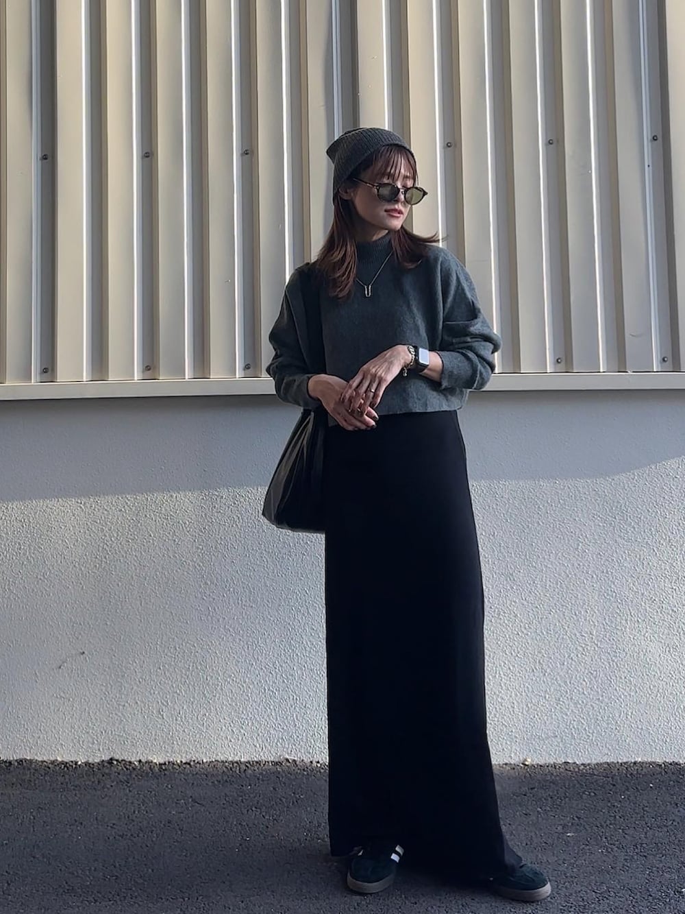 グレー系のセットアップ、グレー系のニットキャップ/ビーニーを着用したレディースの秋コーディネートの2枚目の写真