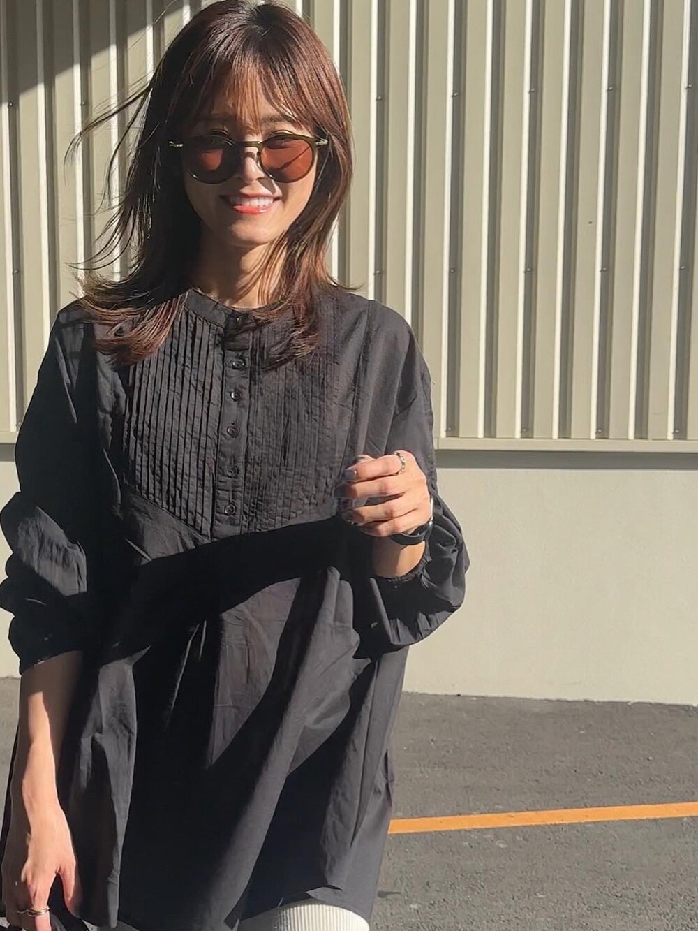 ブラック系のシャツ/ブラウス、ブラック系のパンプスを着用したレディースの秋コーディネートの2枚目の写真