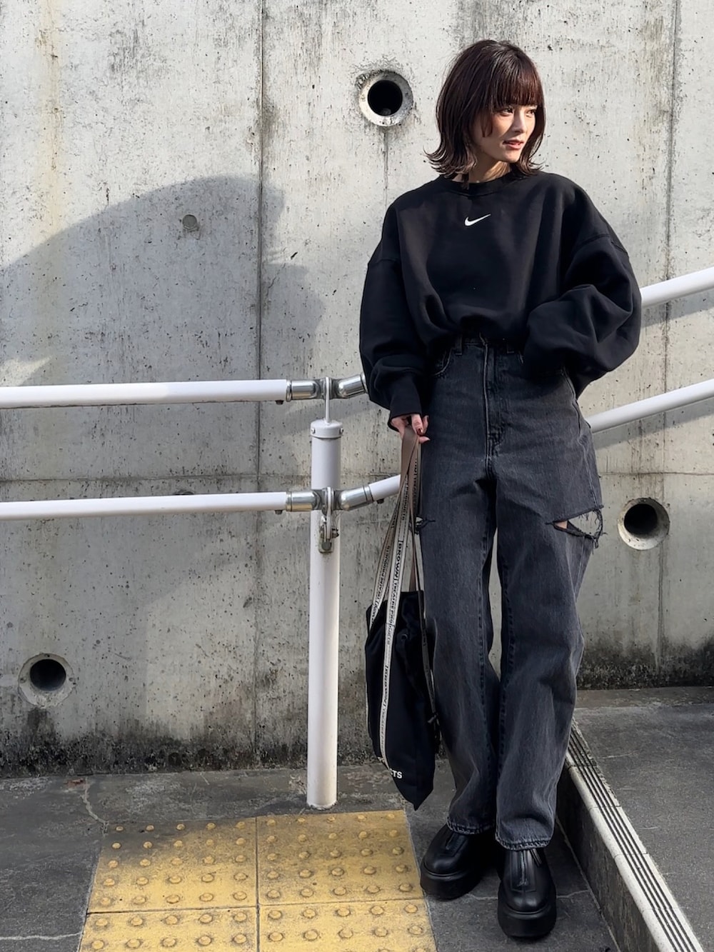「シンプルスタイル、ゆみーつ、meets、カットデニム、yunco_de、153cm、低身長」｜「DHOLICのショートボアジャケット（ムートンコート、ブラック系）」を使った、yunさん（レディース・153cm）の冬コーディネートの2枚目の写真