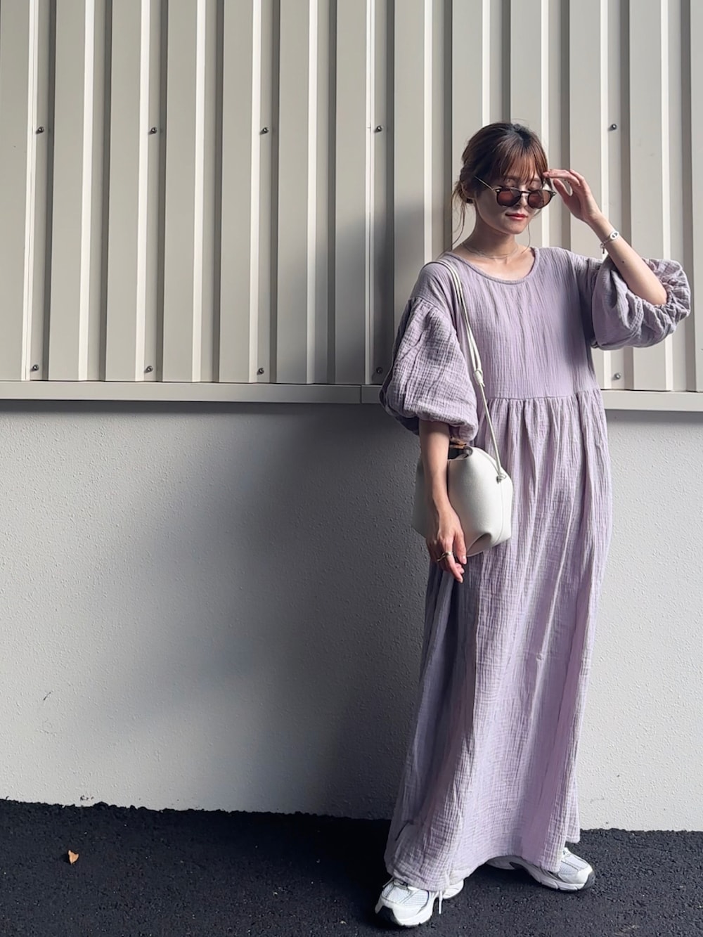 パープル系のワンピース、シルバー系のスニーカーを着用したレディースの夏コーディネートの2枚目の写真