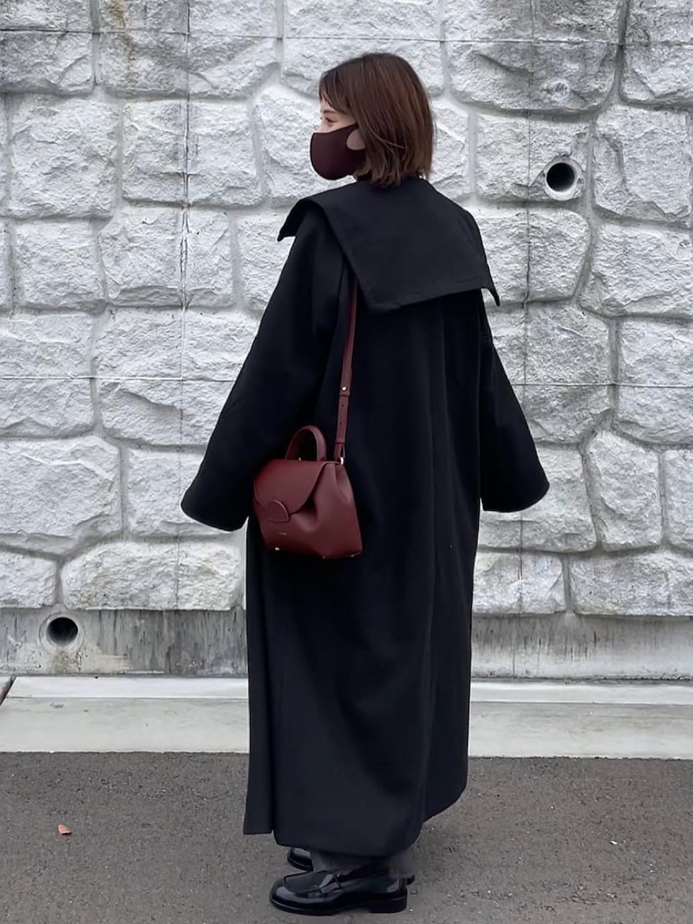 「プラダ、休日コーデ、セーラーカラー、メルロー(merlot)、polene、bonjour sagan、未来のWEARISTAプロジェクト」｜「MERLOTのビッグセーラーカラーコート（その他アウター、ブラック系）」を使った、yunさん（レディース・153cm）の秋コーディネートの2枚目の写真