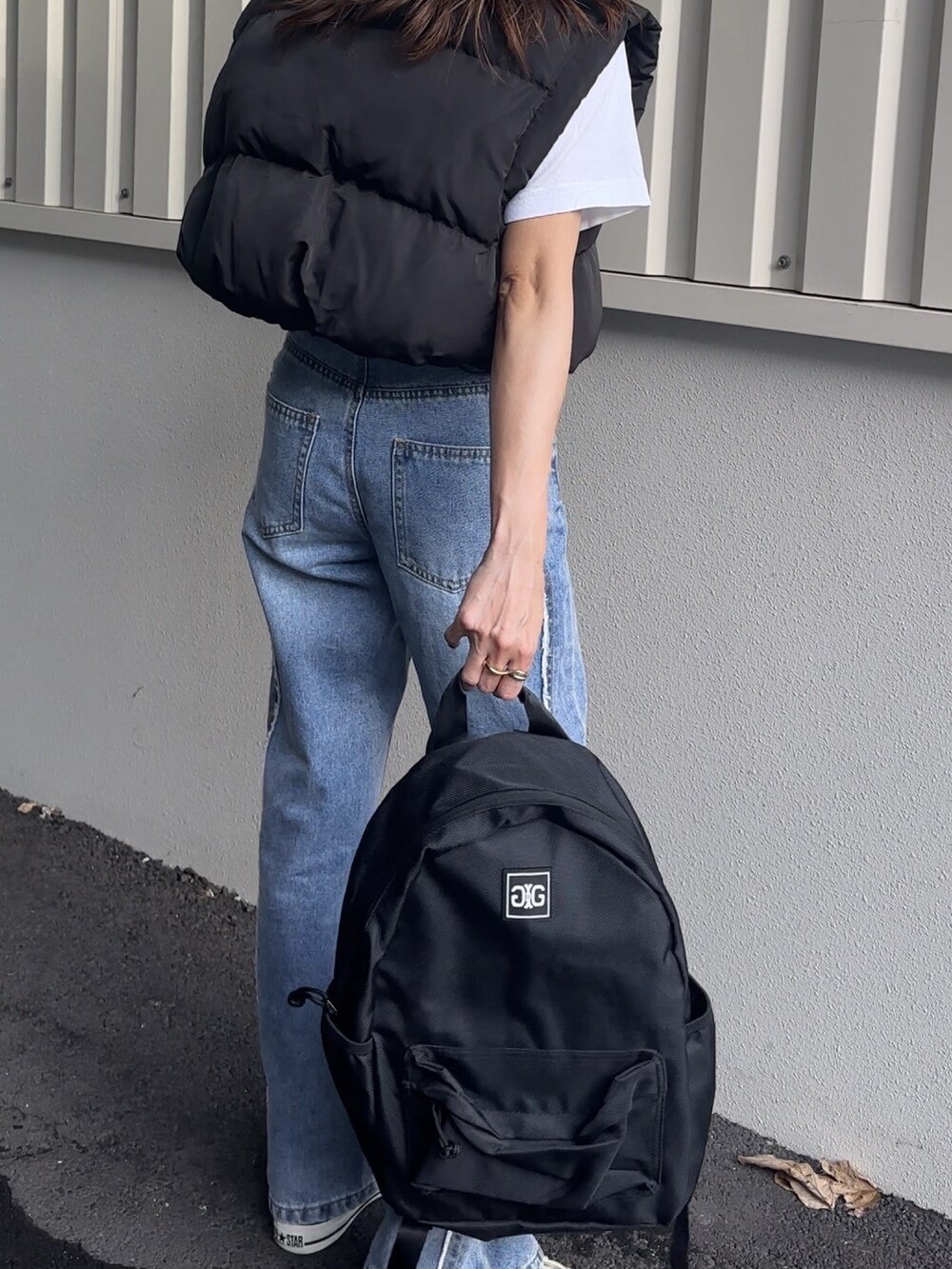 「お出かけコーデ、オトナ女子、デニム、153cm、低身長、ダウンベスト、低身長女子、yunco_de、シンプルスタイル」｜「GYDAのGYDA(ジェイダ)バックパック / リュック / ラバーワッペン GY-B142（バックパック/リュック、ブラック系）」を使った、yunさん（レディース・153cm）の秋コーディネートの3枚目の写真