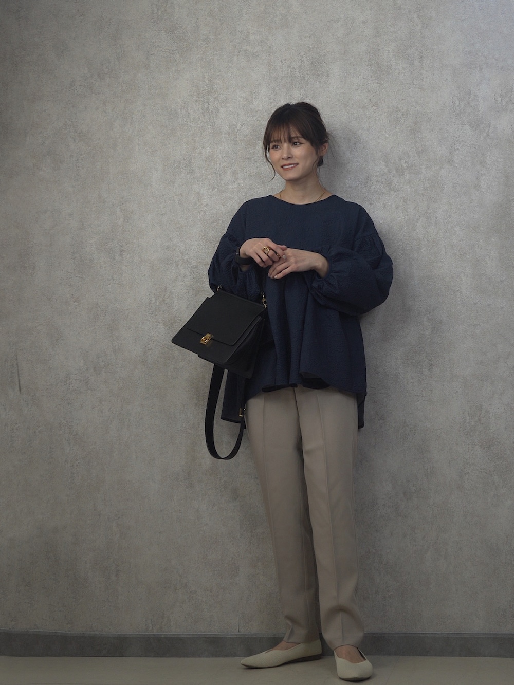 ブルー系のTシャツ/カットソー、ベージュ系のその他パンツを着用したレディースの春コーディネートの3枚目の写真