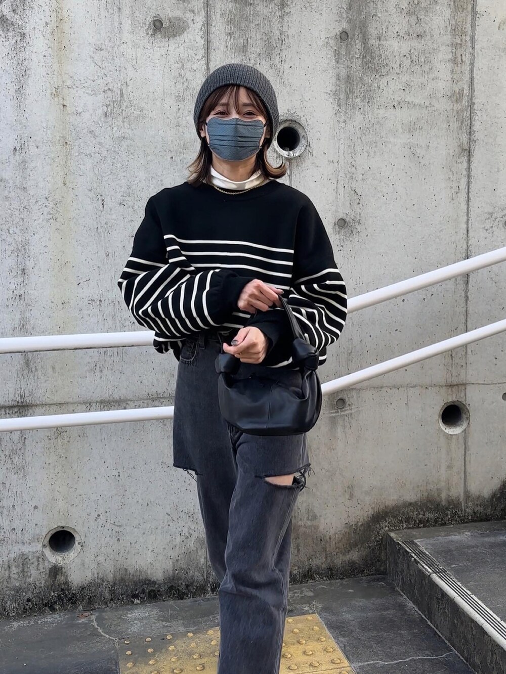 「シンプルコーデ、オトナ女子、153cm、yunco_de、低身長、ロングコート」｜「frames RAY CASSINのWEB限定 yun_wearコラボ ウールライクスタンドカラーフラップコート（トレンチコート、ベージュ系）」を使った、yunさん（レディース・153cm）の冬コーディネートの3枚目の写真