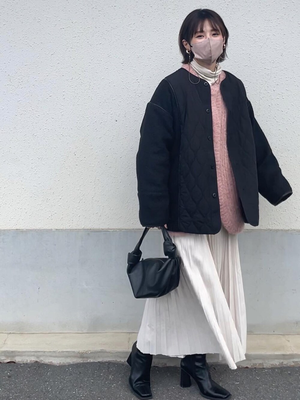 「冬コーデ、EVOL(EVOL)、CLANE、プリーツスカート、ボッテガヴェネタ、BOTTEGA VENETA、あったかコーデ、大人コーデ」｜「CLANEの【CLANE(クラネ)】COLOR MOHAIR SHAGGY CARDIGAN/カラーモヘアシャギカーディガン/11106-1092（カーディガン/ボレロ、ピンク系）」を使った、yunさん（レディース・153cm）の冬コーディネートの2枚目の写真
