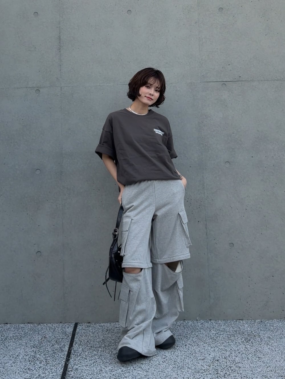 グレー系のシャツ/ブラウス、ブラック系のスウェットパンツを着用したレディースの冬コーディネートの3枚目の写真