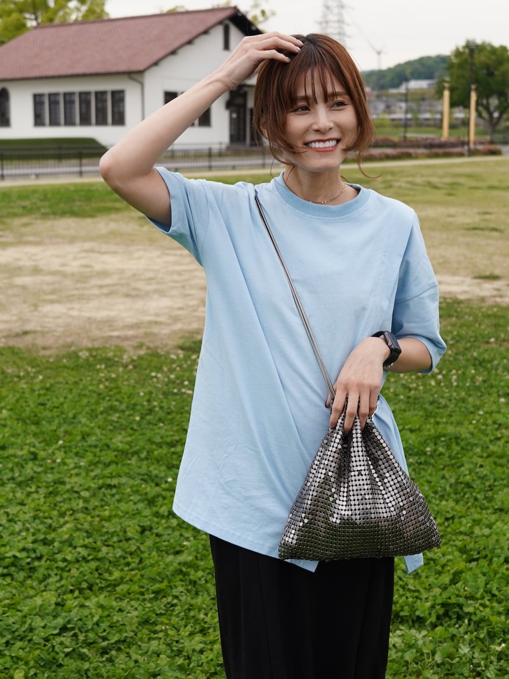 ブルー系のTシャツ/カットソー、ブラック系のスニーカーを着用したレディースの春コーディネートの5枚目の写真