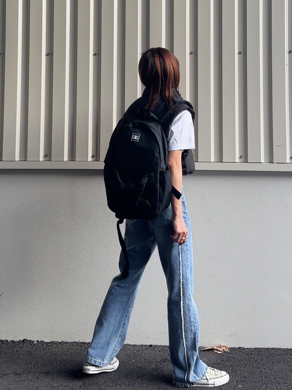 「お出かけコーデ、オトナ女子、デニム、153cm、低身長、ダウンベスト、低身長女子、yunco_de、シンプルスタイル」｜「GYDAのGYDA(ジェイダ)バックパック / リュック / ラバーワッペン GY-B142（バックパック/リュック、ブラック系）」を使った、yunさん（レディース・153cm）の秋コーディネートの4枚目の写真