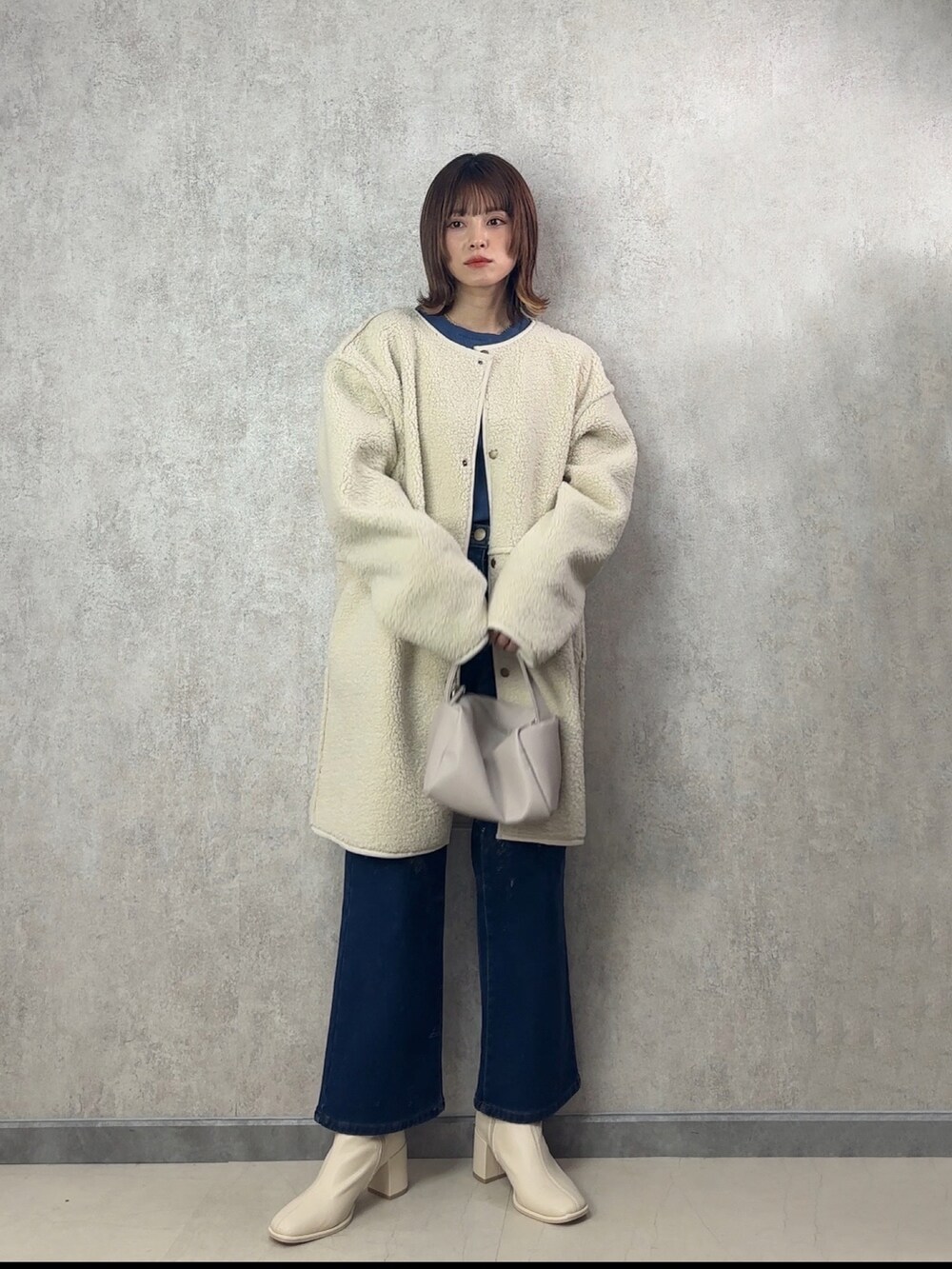 「服とコスメでなりたい自分に、オトナ女子、リエディ、yunco_de、休日スタイル、着回しコーデ、低身長、ショートブーツ」｜「Re:EDITのリバーシブルボアムートンミドル丈コート（ムートンコート、ホワイト系）」を使った、yunさん（レディース・153cm）の冬コーディネートの3枚目の写真