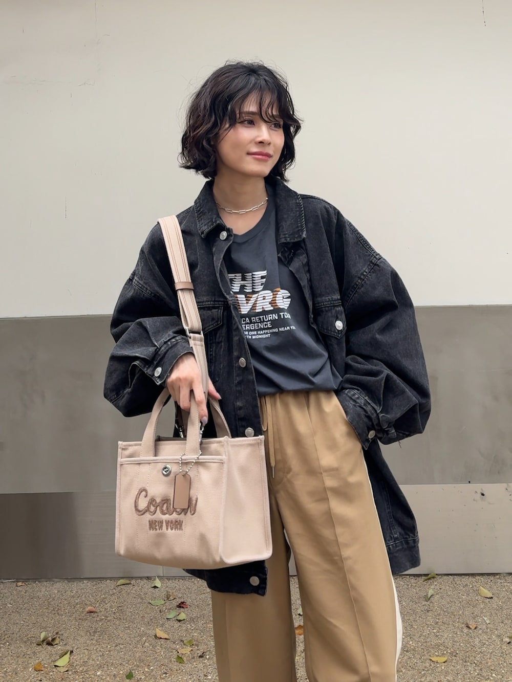 「GUrokh、GU、rokh、トラックパンツ、デニムジャケット」｜「tiptopの[丈が選べる]デニムGジャン（デニムジャケット、ブラック系）」を使った、yunさん（レディース・153cm）の春コーディネートの4枚目の写真
