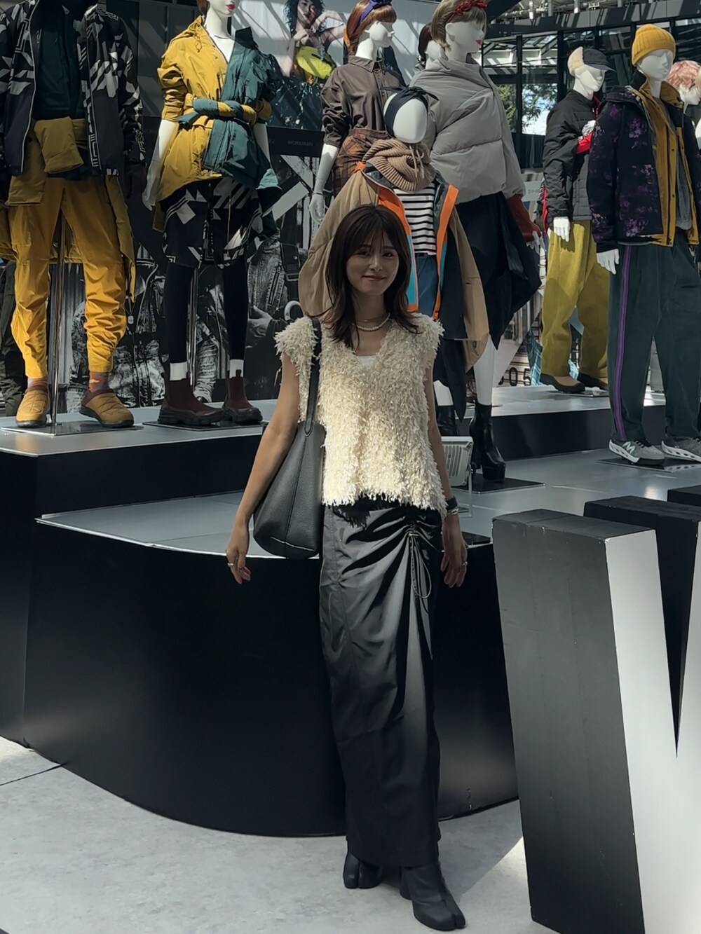 ベージュ系のシャツ/ブラウス、ブラック系のブーツを着用したレディースの夏コーディネートの3枚目の写真