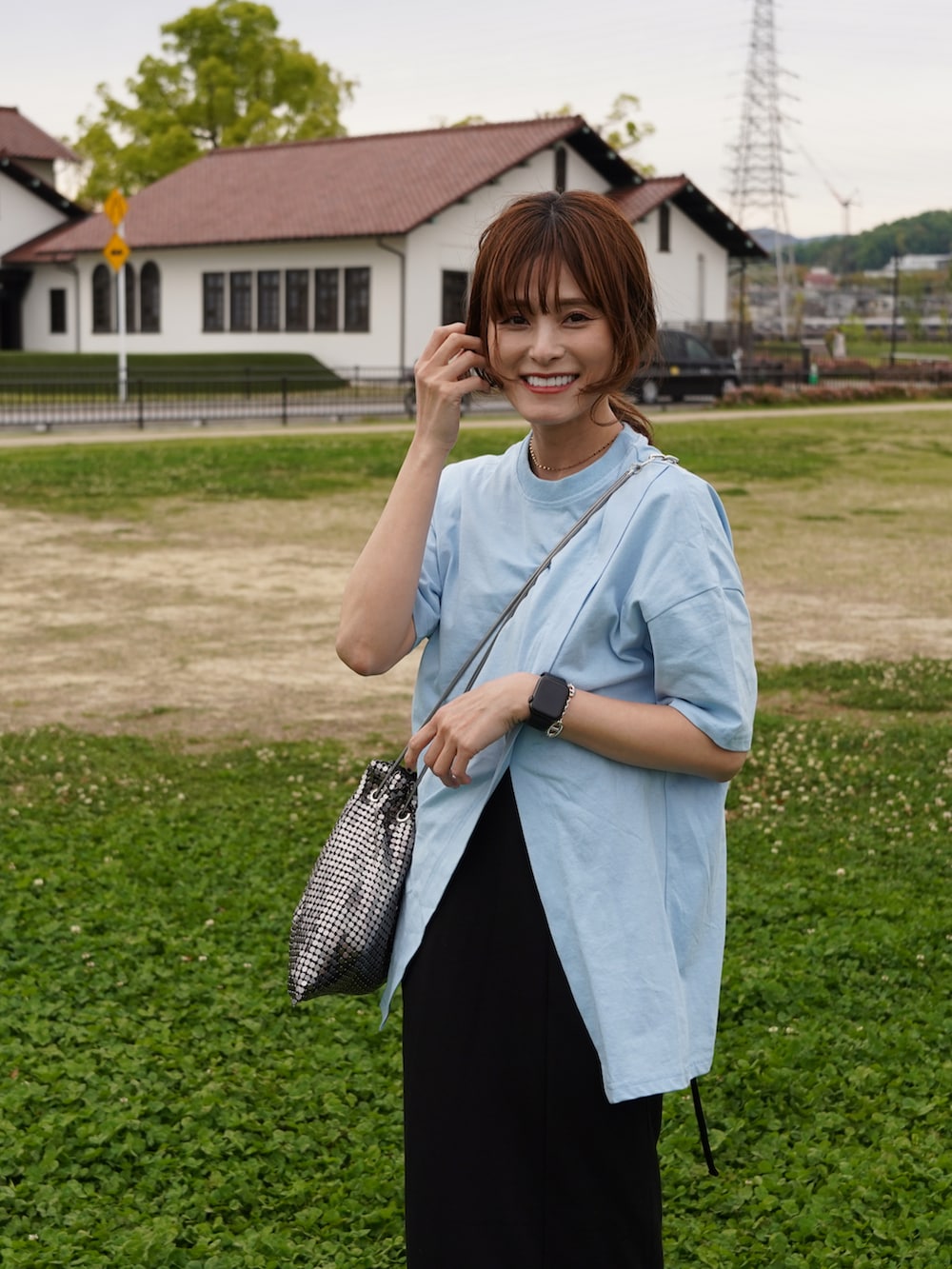 ブルー系のTシャツ/カットソー、ブラック系のスニーカーを着用したレディースの春コーディネートの4枚目の写真