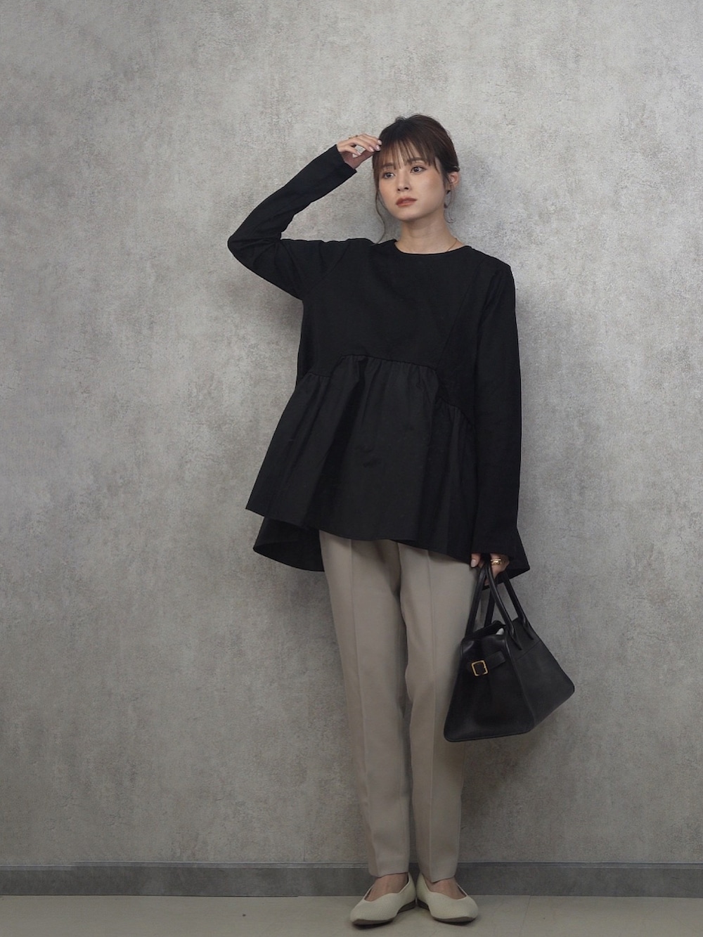 ブラック系のTシャツ/カットソー、ベージュ系のその他パンツを着用したレディースの春コーディネートの3枚目の写真