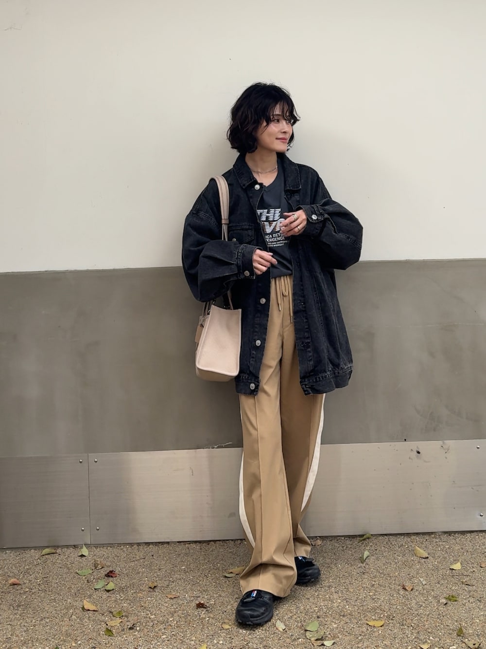 「GUrokh、GU、rokh、トラックパンツ、デニムジャケット」｜「tiptopの[丈が選べる]デニムGジャン（デニムジャケット、ブラック系）」を使った、yunさん（レディース・153cm）の春コーディネートの3枚目の写真