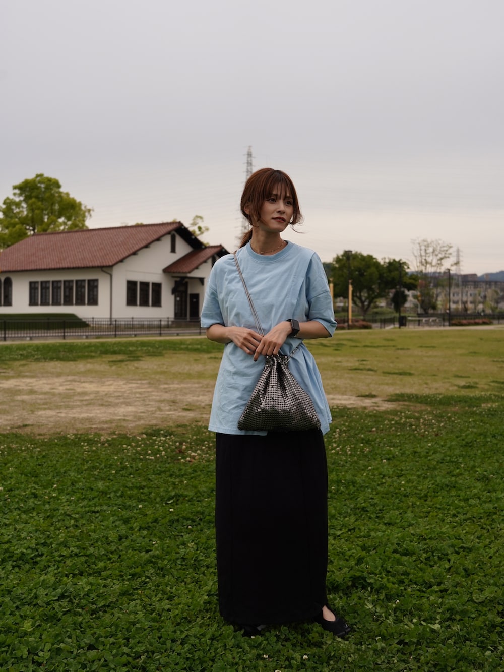 ブルー系のTシャツ/カットソー、ブラック系のスニーカーを着用したレディースの春コーディネートの3枚目の写真