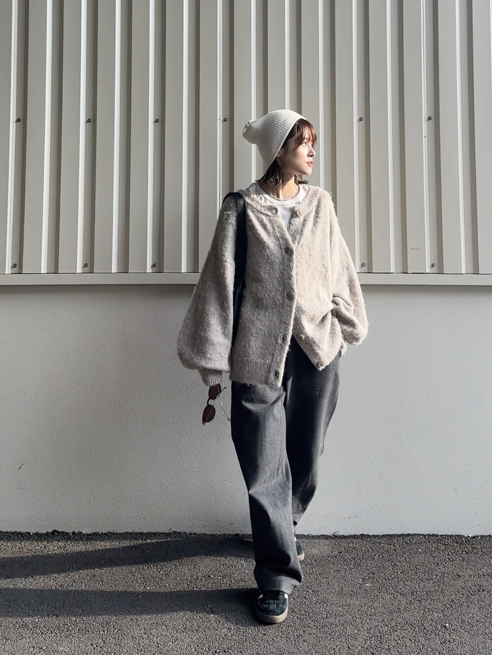 「秋、大人かわいい、ゆるコーデ、PR、ビーニー、adidas、yunco_de、ラクチンコーデ、153cm」｜「andmeの前後2wayモヘアライク長袖ニットカーディガン（ニット/セーター、ベージュ系）」を使った、yunさん（レディース・153cm）の秋コーディネートの2枚目の写真