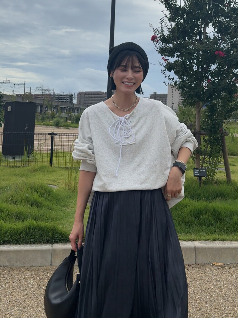 グレー系のスウェット、グレー系のスカートを着用したレディースの秋コーディネートの2枚目の写真