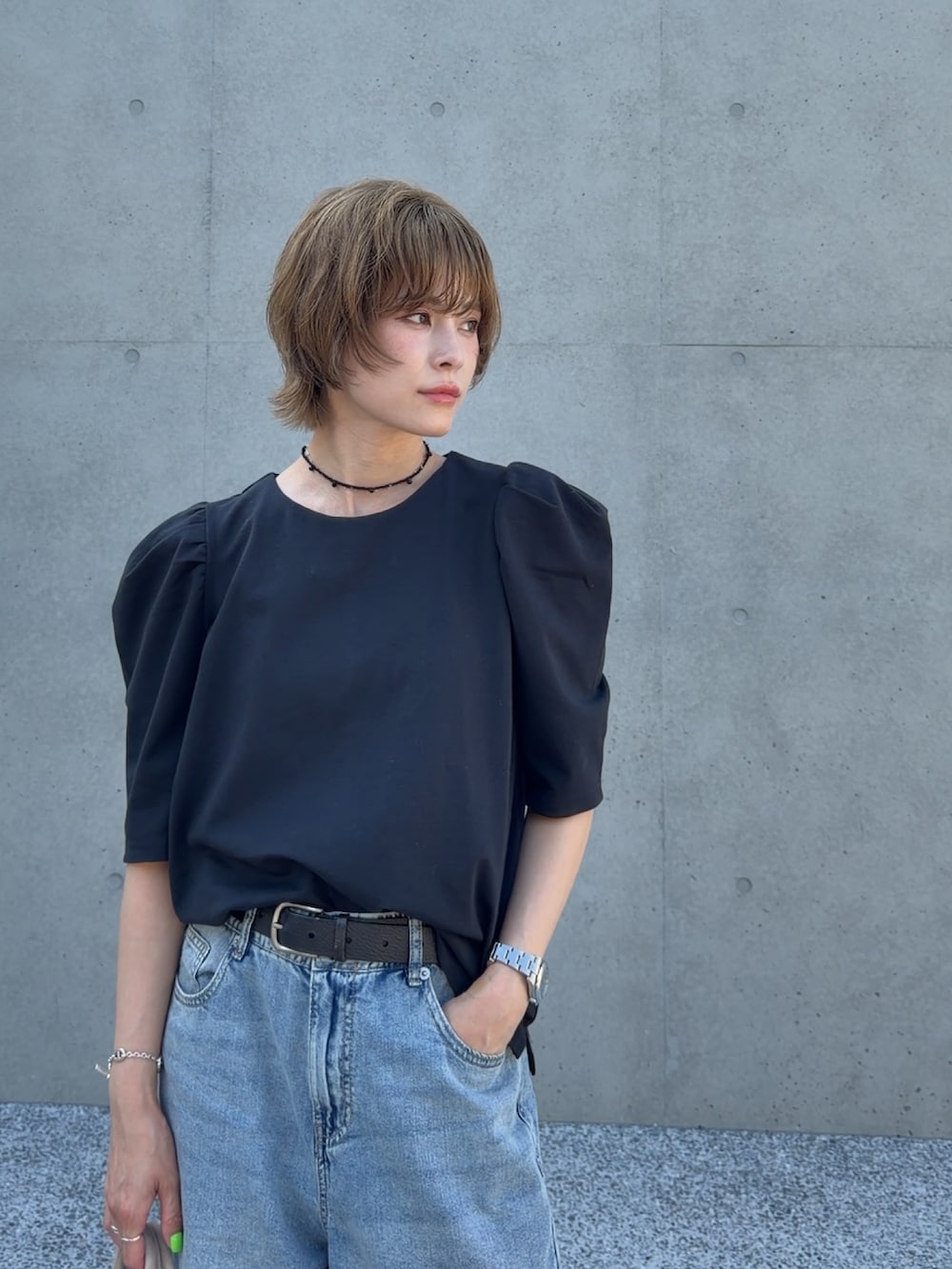 ブラック系のTシャツ/カットソーを着用したレディースの夏コーディネートの2枚目の写真