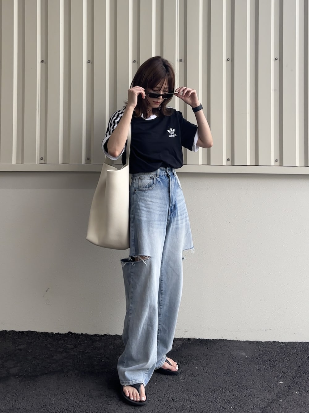 「夏コーデ、adidas、adidas originals、アディダス、yunco_de、153cm、サイドカットデニム、GRL」｜「adidasのアディカラー クラシックス スリーストライプス Tシャツ / アディダスオリジナルス adidas Originals（Tシャツ/カットソー、ブラック系）」を使った、yunさん（レディース・153cm）の夏コーディネートの3枚目の写真