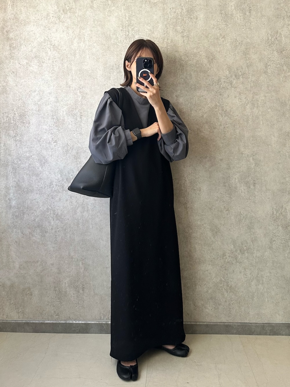 グレー系のシャツ/ブラウスを着用したレディースの秋コーディネートの2枚目の写真