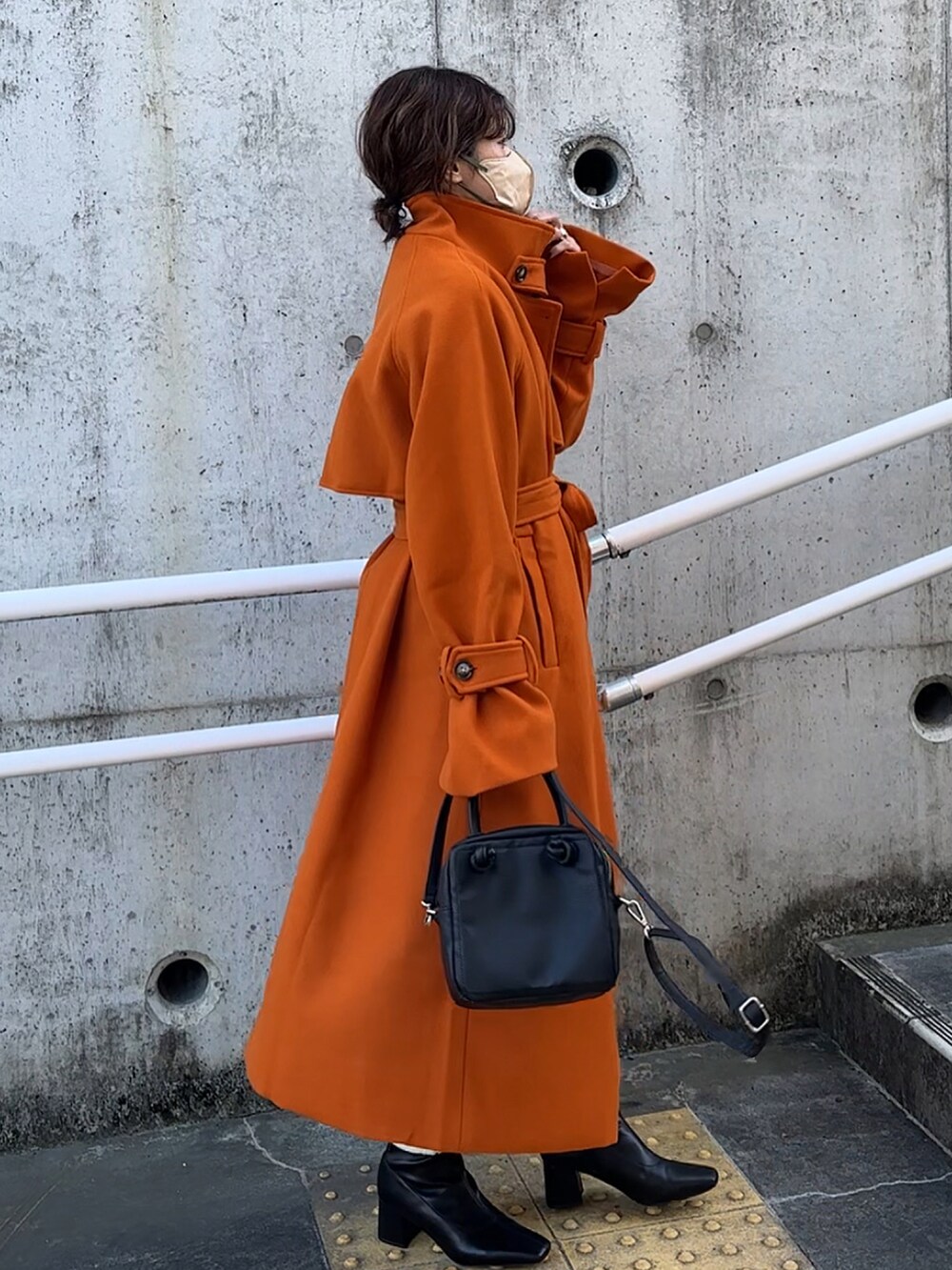 「秋冬コーデ、yunco_de、ウールコート、シンプルコーデ、ゆったりコーデ、低身長コーデ」｜「frames RAY CASSINのyun_wearコラボ ウールライクスタンドカラーフラップコート WEB限定（トレンチコート、オレンジ系）」を使った、yunさん（レディース・153cm）の秋コーディネートの2枚目の写真