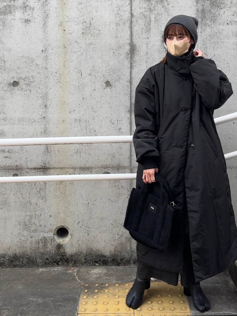 「クリスマスに着たい服、休日スタイル、ビーニー帽、アントマリーズ、auntmarie's、yunco_de、今日のコーデ」｜「Aunt Marie'sの3WAY中綿オーバーサイズコート 【撥水加工 / ウォッシャブル】（ダウンジャケット/コート、ブラック系）」を使った、yunさん（レディース・153cm）の冬コーディネートの2枚目の写真