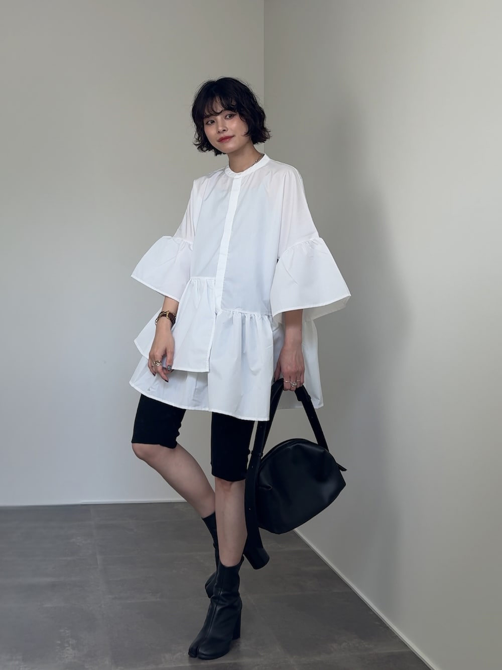 「おでかけコーデ、yunco_de」｜「Bonjour Saganのアシメフリルシャツ（シャツ/ブラウス、ホワイト系）」を使った、yunさん（レディース・153cm）の夏コーディネートの2枚目の写真