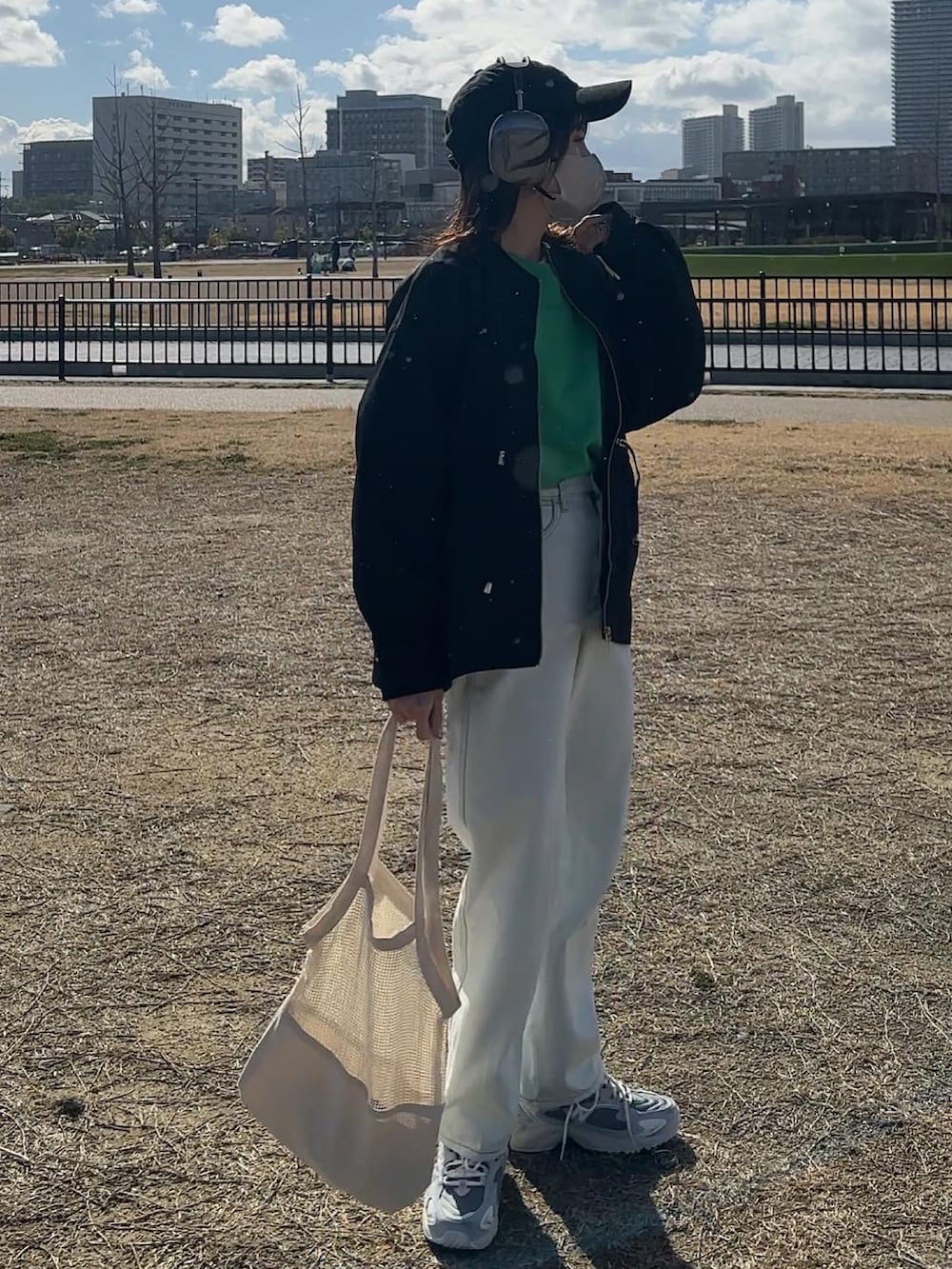 「春服デビュー宣言、春コーデ、ユニクロ、カーブジーンズ、メッシュバック、yunco_de、153cm」｜「libelle moreのウエストドロストギャザー　ノーカラーブルゾン（ブルゾン、ブラック系）」を使った、yunさん（レディース・153cm）の春コーディネートの3枚目の写真