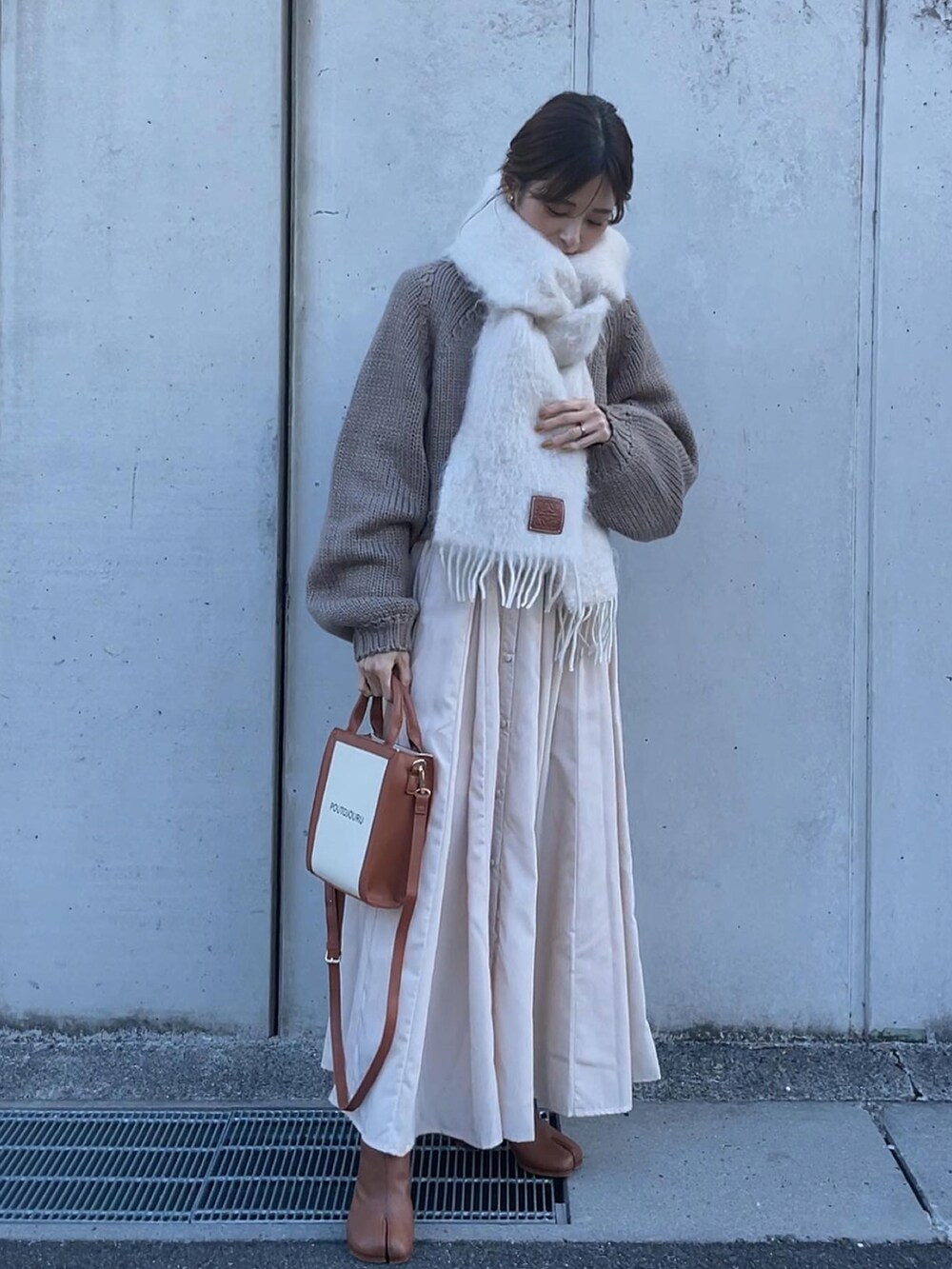 「シンプルコーデ、LOEWE、ECRIRE✖︎yun、秋のコーデ、オトナカジュアル」｜「POUTOJOURUの【ポートジュール】　スクエアミニトートバッグ　２WAYショルダー（トートバッグ、イエロー系）」を使った、yunさん（レディース・153cm）の秋コーディネートの3枚目の写真
