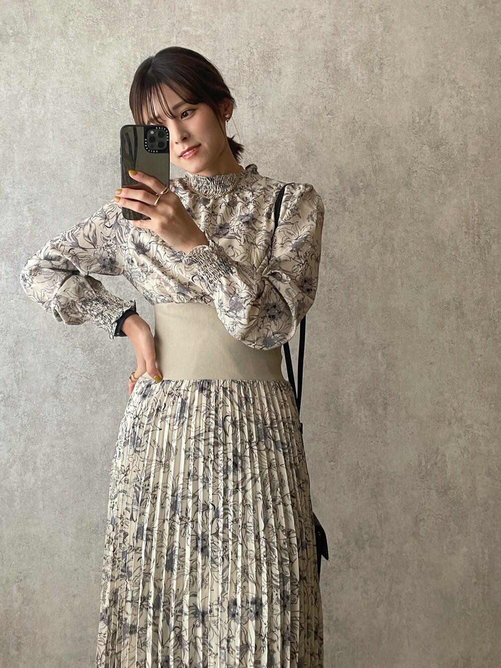 「wearhalloween2021、トッコクローゼット、オトナカジュアル、プリーツワンピース、カジュアルコーデ」｜「tocco closetのウエストリブ切り替えシャーリングフラワープリントプリーツワンピース（ワンピース、ベージュ系）」を使った、yunさん（レディース・153cm）の秋コーディネートの3枚目の写真
