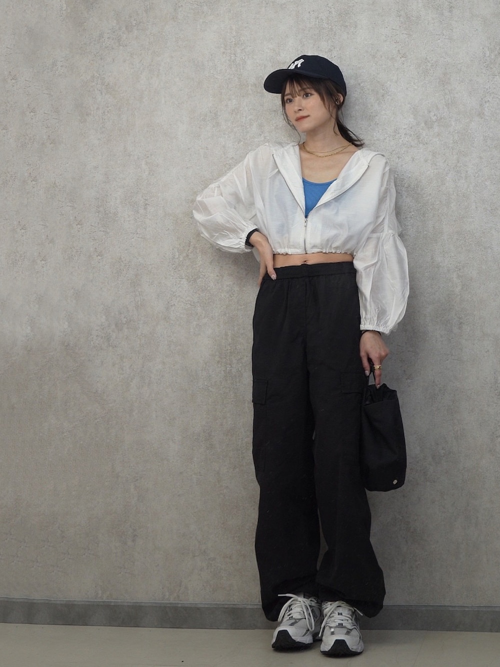 「シンプルスタイル、カーゴパンツ、UNIQLO、ユニクロ、yunco_de、153cm、低身長」｜「sakishimatokyoのドロップショルダーマウンテンパーカー（マウンテンパーカー、ホワイト系）」を使った、yunさん（レディース・153cm）の春コーディネートの3枚目の写真