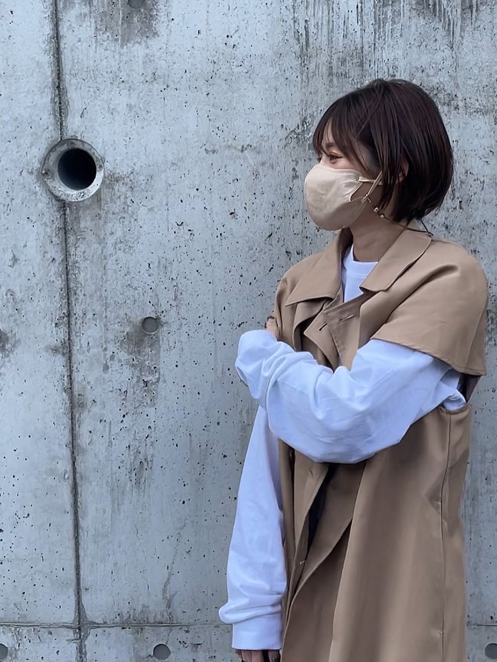 「トレンチコート、リエディ、yunco_de、GRL、PRADA、BOTTEGA VENETA、ロゴT、ANGIE VINTAGE、お出かけコーデ、オトナカジュアル」｜「GRLのベーシックストレートパンツ（その他パンツ、ベージュ系）」を使った、yunさん（レディース・153cm）の春コーディネートの5枚目の写真