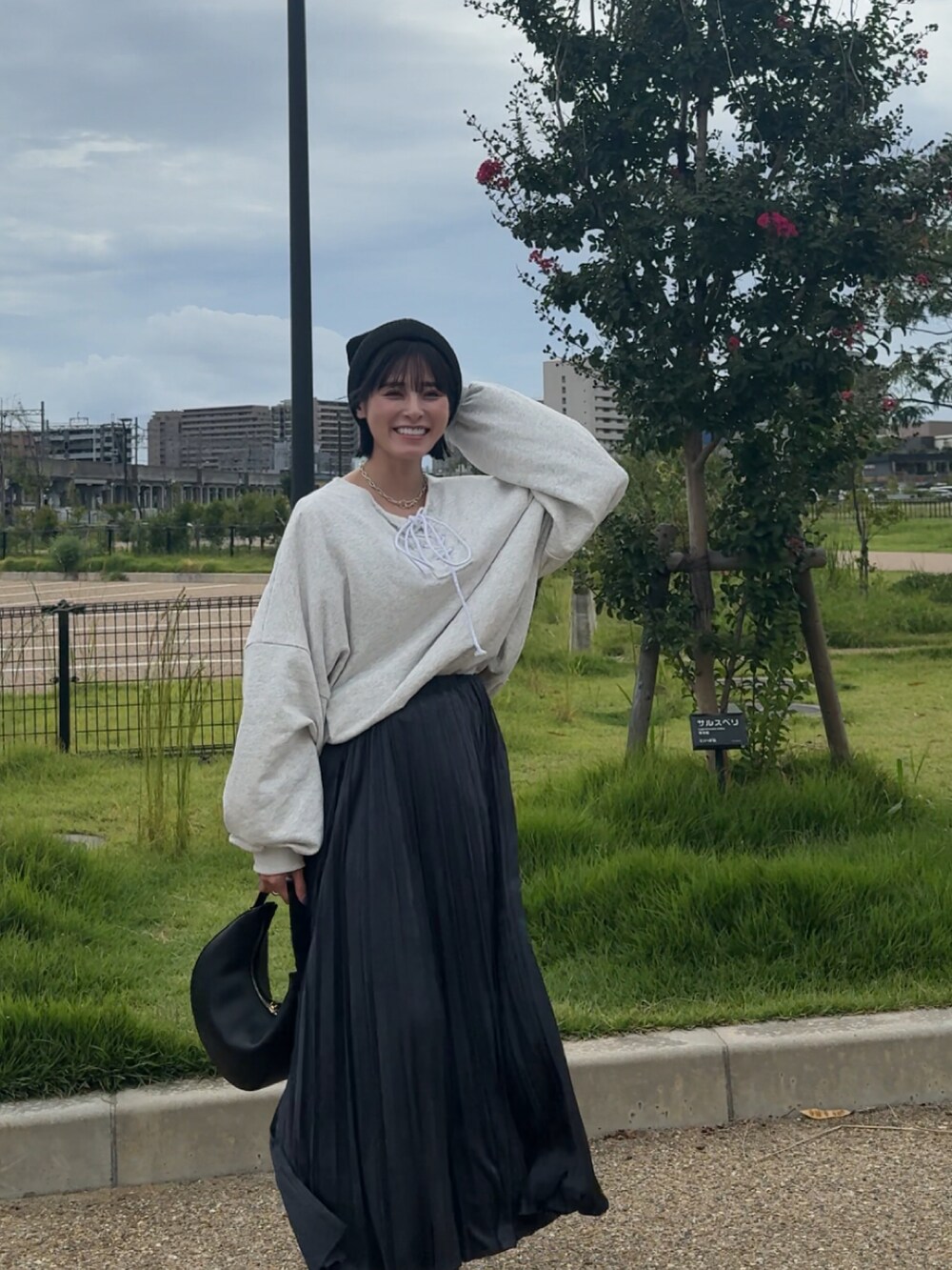 グレー系のスウェット、グレー系のスカートを着用したレディースの秋コーディネートの4枚目の写真