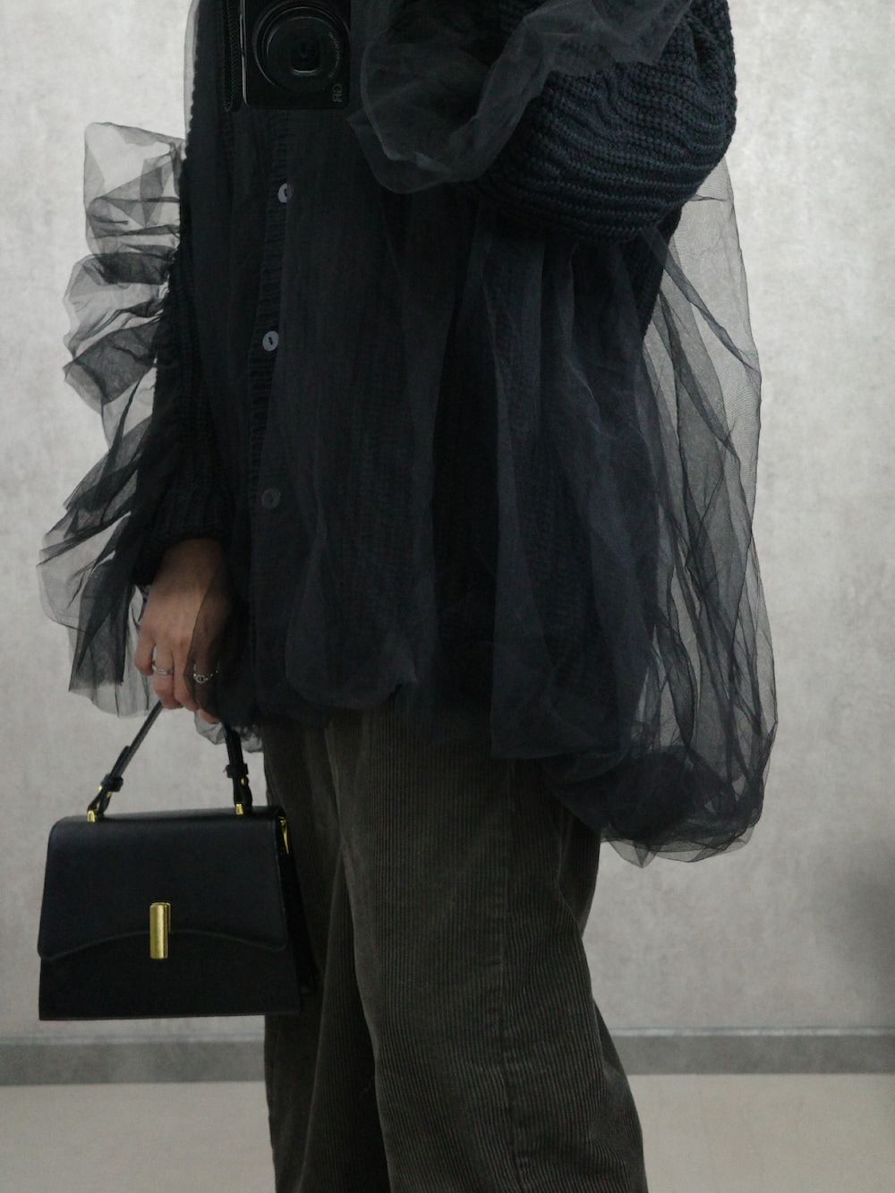 ブラック系のカーディガン/ボレロ、ブラック系のショルダーバッグを着用したレディースの秋コーディネートの3枚目の写真