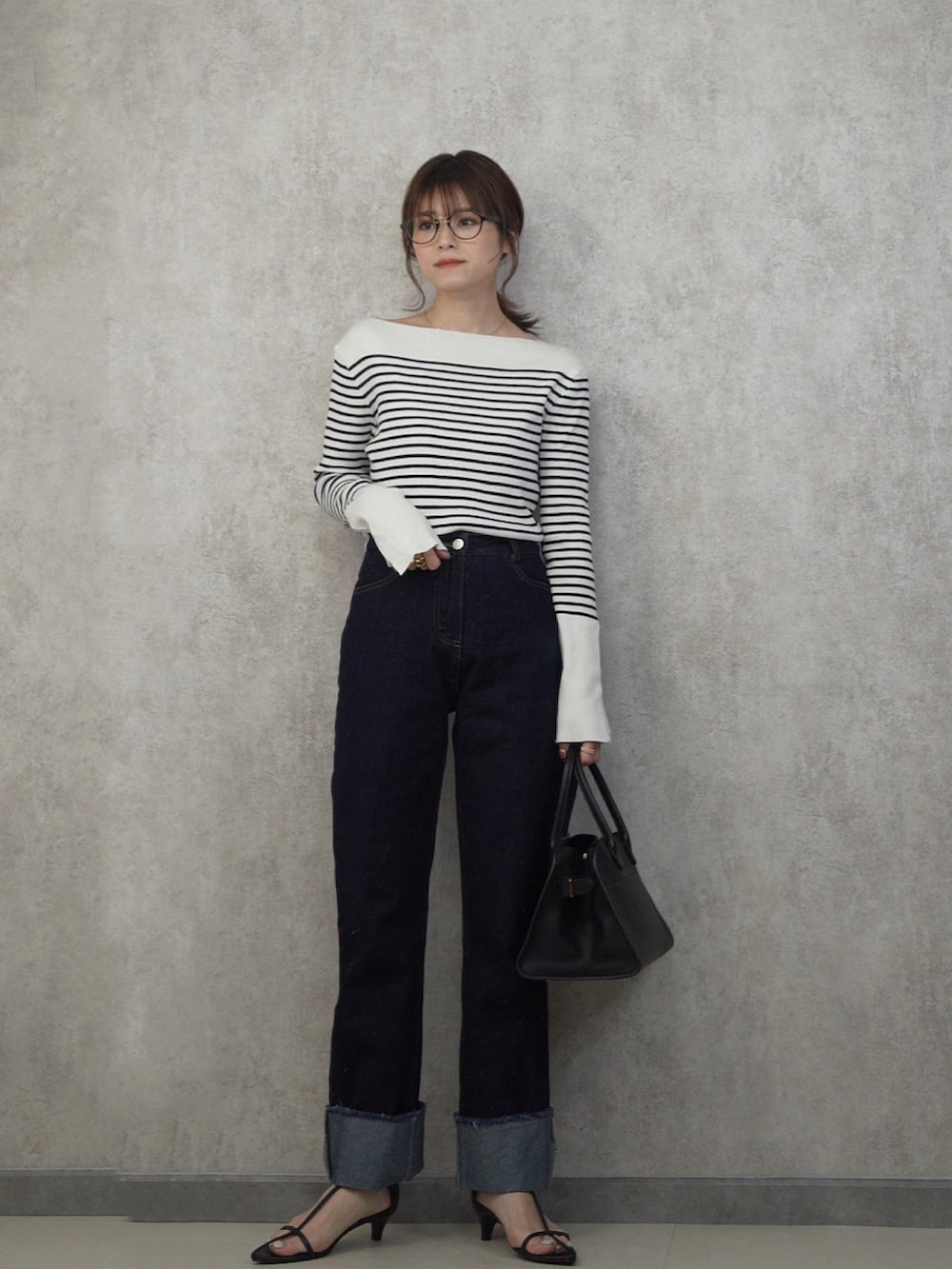 「休日コーデ、大人カジュアル、ECRIRE✖︎yun、ジレ、153cm、低身長」｜「ECRIREの【yunコラボ】着こなし色々。2wayVネックジャンスカ（ジャンパースカート、ブラック系）」を使った、yunさん（レディース・153cm）の春コーディネートの3枚目の写真