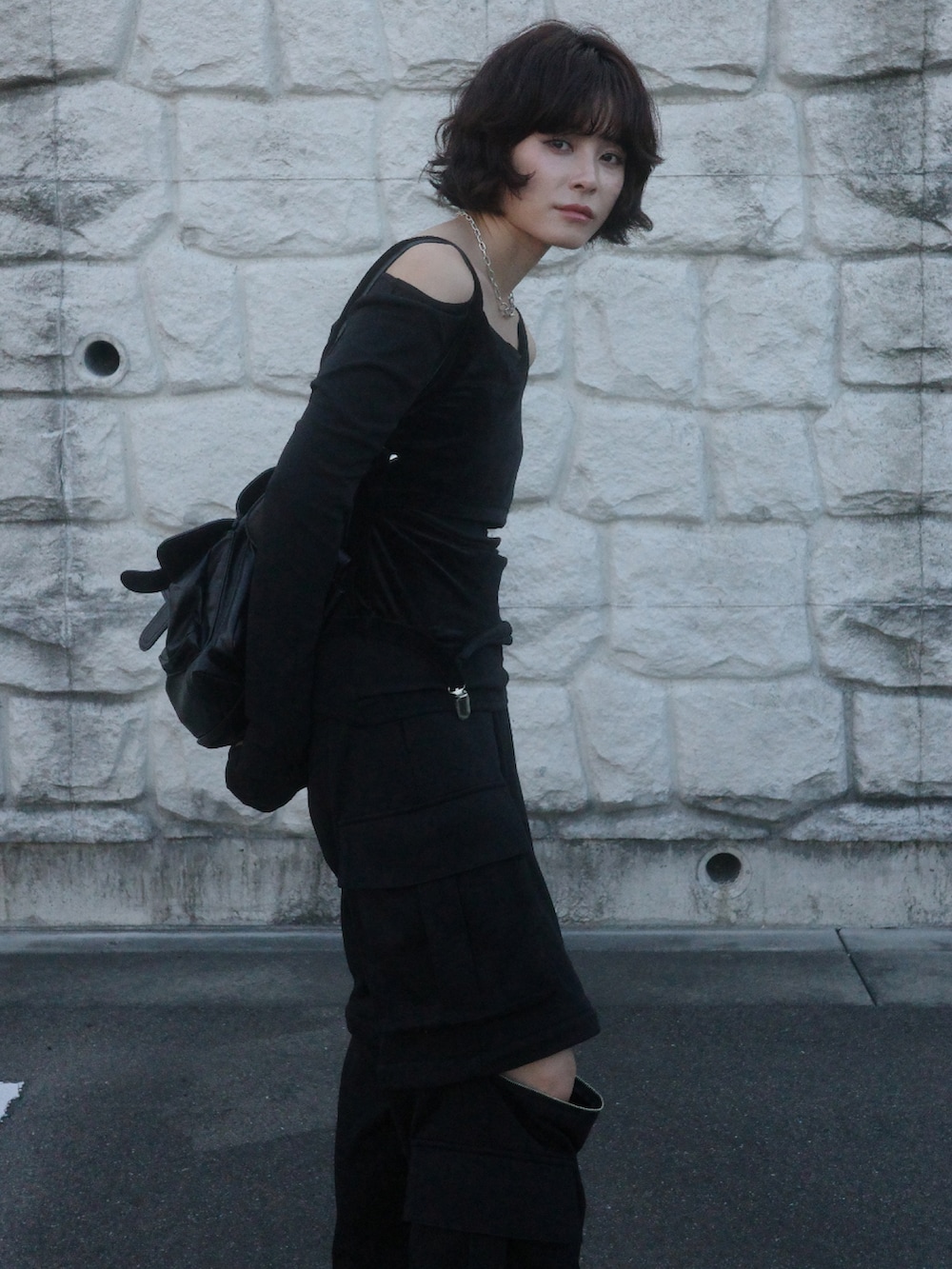 ブラック系のタンクトップ、ブラック系のスウェットパンツを着用したレディースの夏コーディネートの2枚目の写真