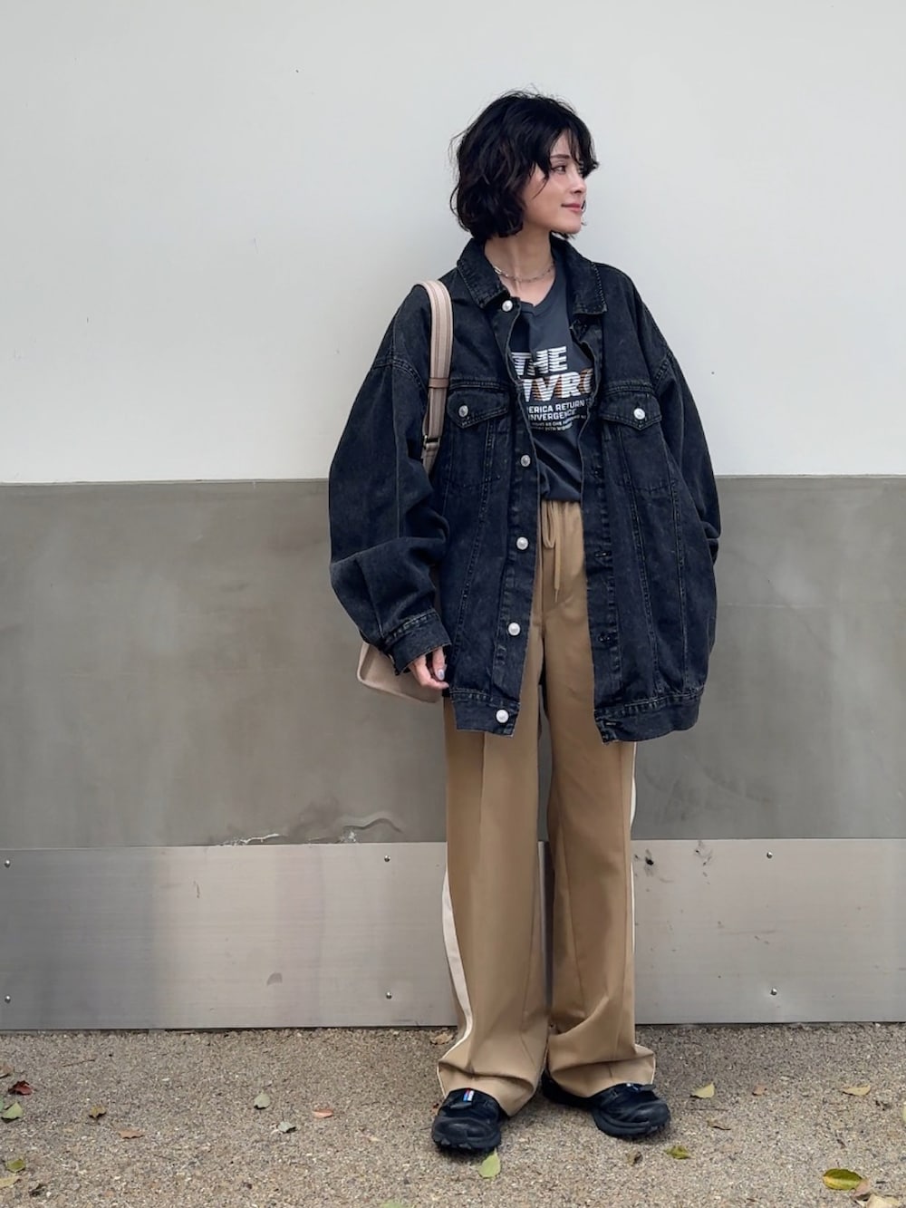 「GUrokh、GU、rokh、トラックパンツ、デニムジャケット」｜「tiptopの[丈が選べる]デニムGジャン（デニムジャケット、ブラック系）」を使った、yunさん（レディース・153cm）の春コーディネートの2枚目の写真