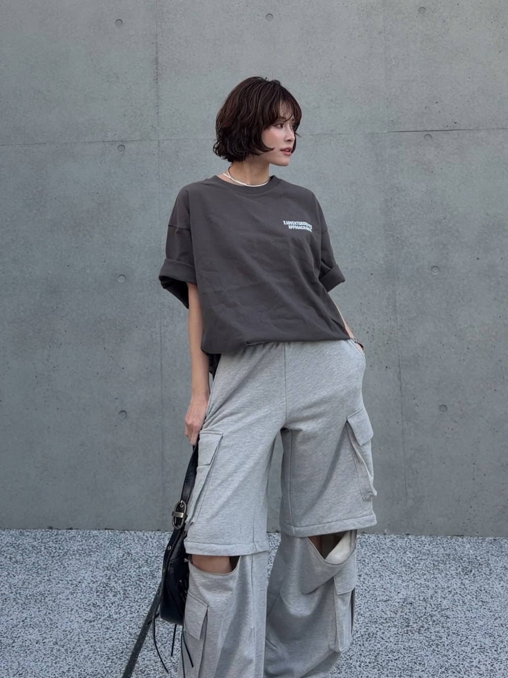 グレー系のシャツ/ブラウス、ブラック系のスウェットパンツを着用したレディースの冬コーディネートの2枚目の写真