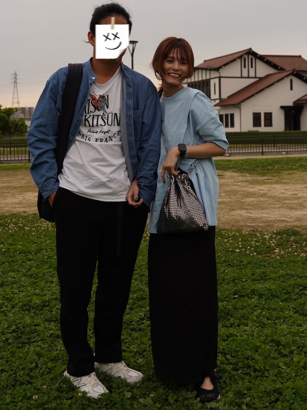 ブルー系のTシャツ/カットソー、ホワイト系のTシャツ/カットソー、ホワイト系のスニーカーを着用したレディースの春コーディネートの2枚目の写真