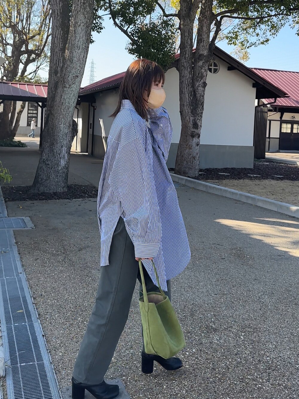 「春服デビュー宣言、低身長女子、大人カジュアル、yunco_de、153cm、yun、meets、ゆみーつ、CLANE」｜「DHOLICのドローストリングロングコート（トレンチコート、ブラック系）」を使った、yunさん（レディース・153cm）の春コーディネートの2枚目の写真