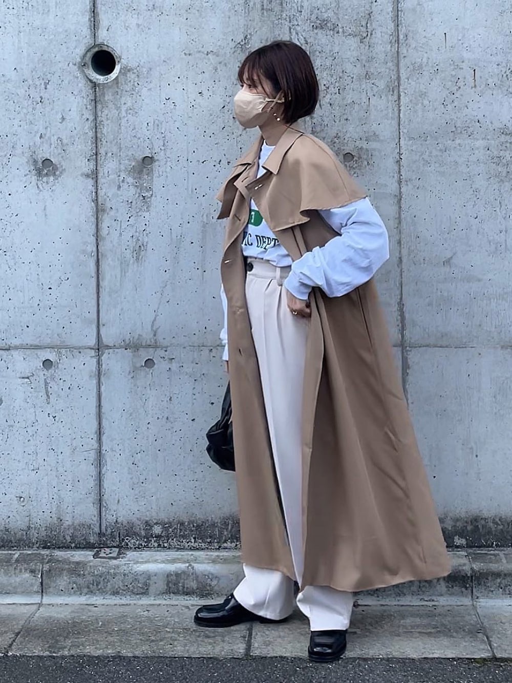 「トレンチコート、リエディ、yunco_de、GRL、PRADA、BOTTEGA VENETA、ロゴT、ANGIE VINTAGE、お出かけコーデ、オトナカジュアル」｜「GRLのベーシックストレートパンツ（その他パンツ、ベージュ系）」を使った、yunさん（レディース・153cm）の春コーディネートの4枚目の写真