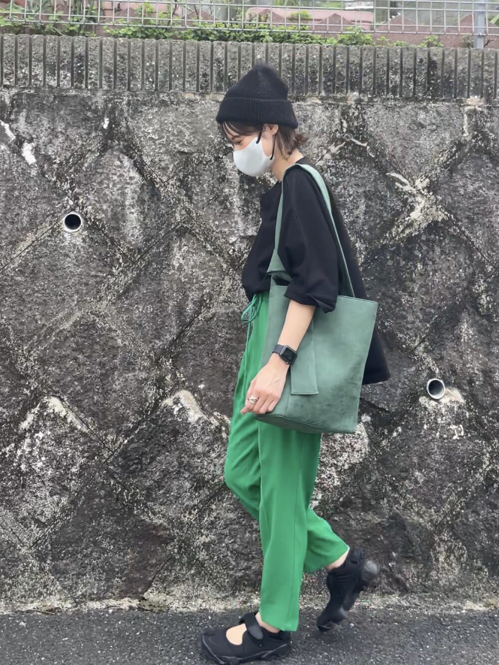 「シンプルコーデ、カジュアルコーデ、グリーンコーデ、yunco_de、イージーパンツ、ニット帽、エアリフト、ootd、秋コーデ」｜「THE SHOP TK の【CLUEL presents】【着回し力抜群！】テントラインシルエットTシャツ（Tシャツ/カットソー、ブラック系）」を使った、yunさん（レディース・153cm）の夏コーディネートの2枚目の写真