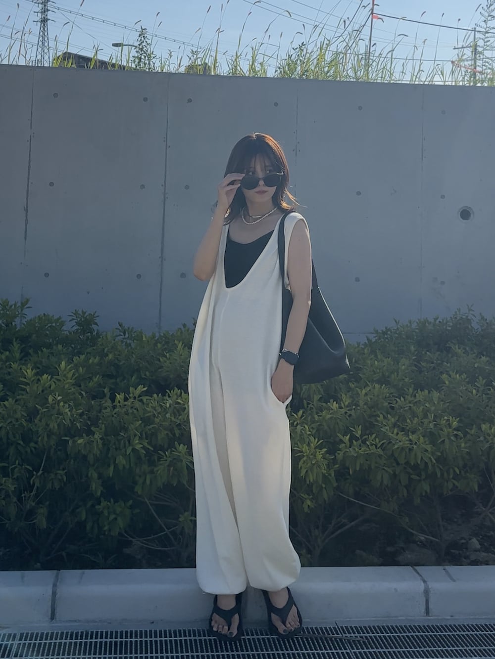 「夏コーデ、大人カジュアル、休日コーデ、オールインワン、サンダル、大人女子、低身長、153cm」｜「AMELYの2Wayワッフルサロペット（サロペット/オーバーオール、ホワイト系）」を使った、yunさん（レディース・153cm）の夏コーディネートの2枚目の写真