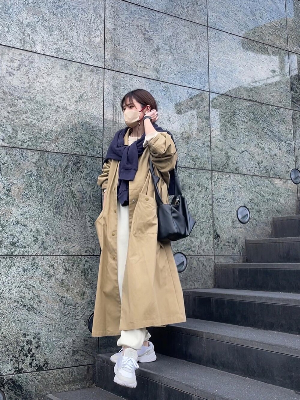 「私の推しブランド、selectmoca、きれいめカジュアル、adidas、yunくろ、yunclo、yunco_de、スウェットパンツ、ステンカラーコート、大人カジュアル」｜「adidasのアディダスファルコン [ADIDASFALCON W] アディダスオリジナルス（スニーカー、ホワイト系）」を使った、yunさん（レディース・153cm）の冬コーディネートの2枚目の写真