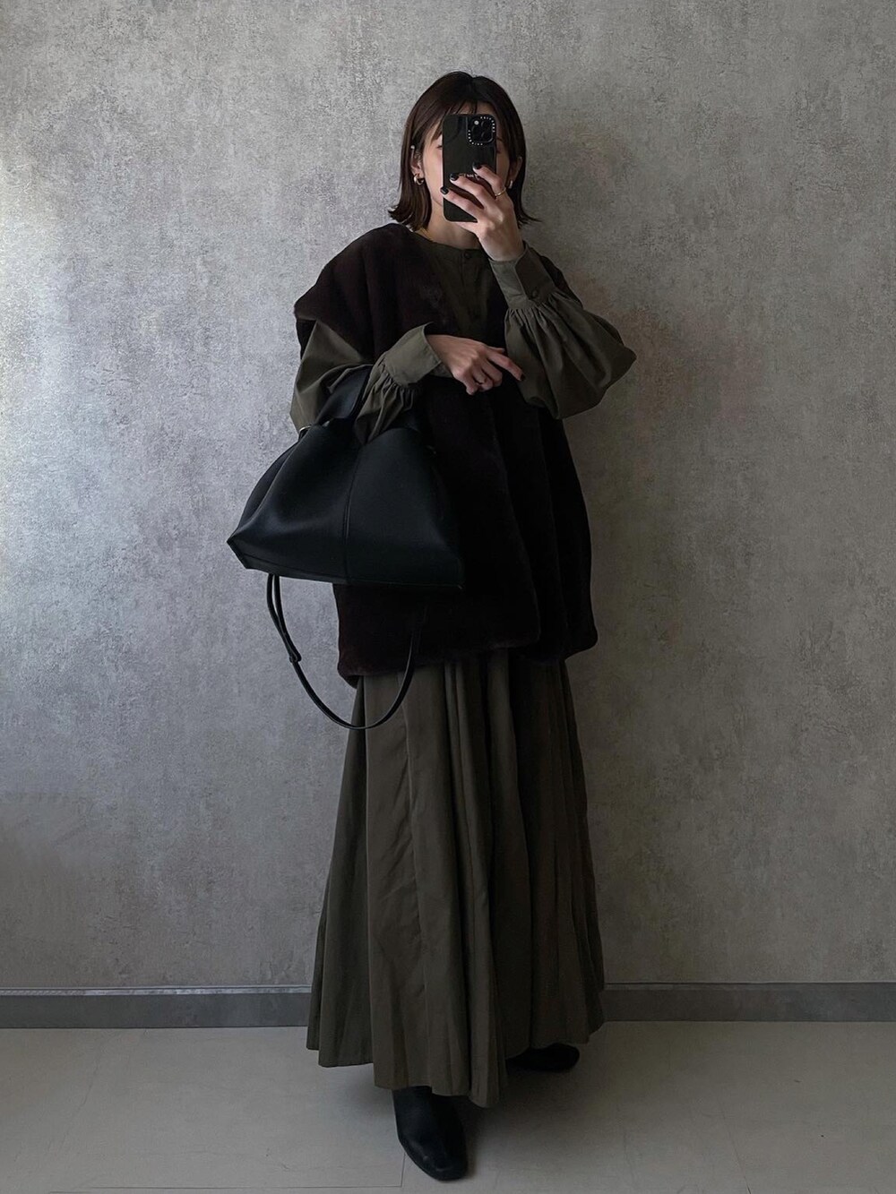「クリスマスに着たい服、シンプルコーデ、ファーベスト、selectmoca、ECRIRE✖︎yun、着回しコーデ」｜「select MOCAの2021 AW フェイクファーノーカラージレ（ベスト、ブラウン系）」を使った、yunさん（レディース・153cm）の冬コーディネートの3枚目の写真