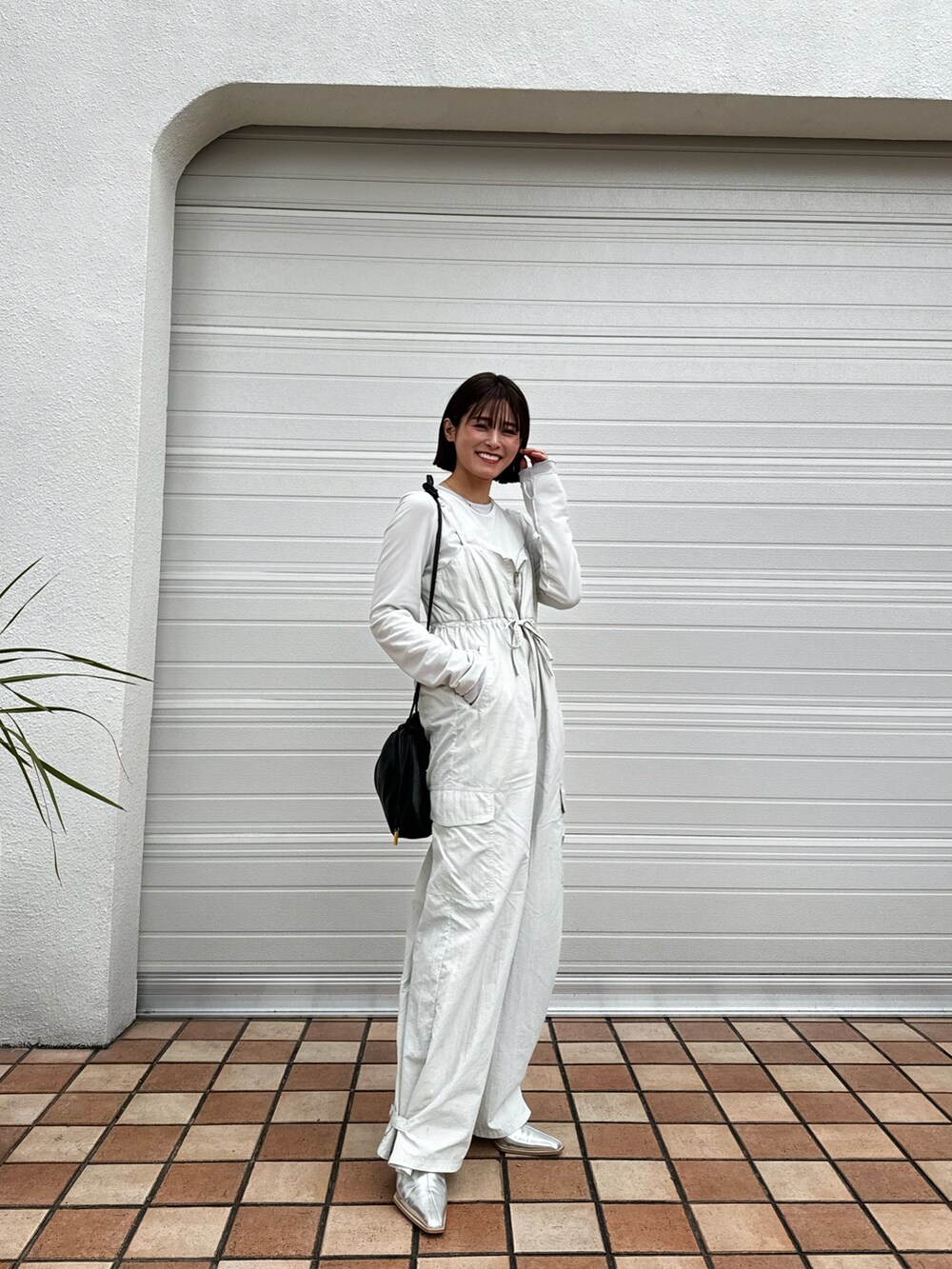 「似合うラボに行こう、休日スタイル、ラクチンコーデ、春服、サロペット、オールインワン、アングリッド」｜「Ungridのミリタリールーズサロペット（つなぎ/オールインワン、グレー系）」を使った、yunさん（レディース・153cm）の春コーディネートの2枚目の写真