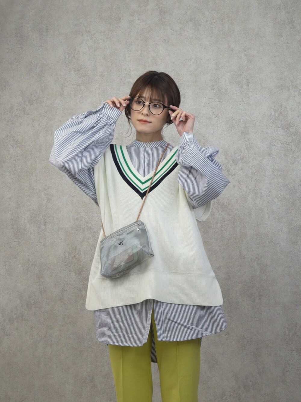 その他のニット/セーター、シルバー系のショルダーバッグ、イエロー系のその他パンツを着用したレディースの春コーディネートの2枚目の写真